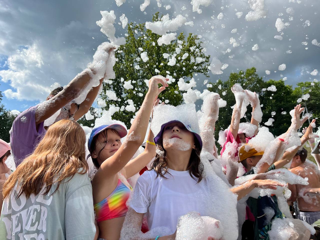 Юные подольчане отметили юбилей оздоровительного центра "Родина" танцевальным флешмобом