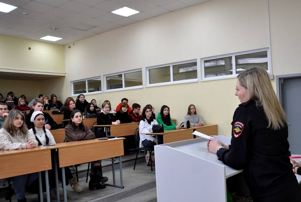 В Подольске сотрудники полиции провели беседы со студентами по предотвращению терроризма