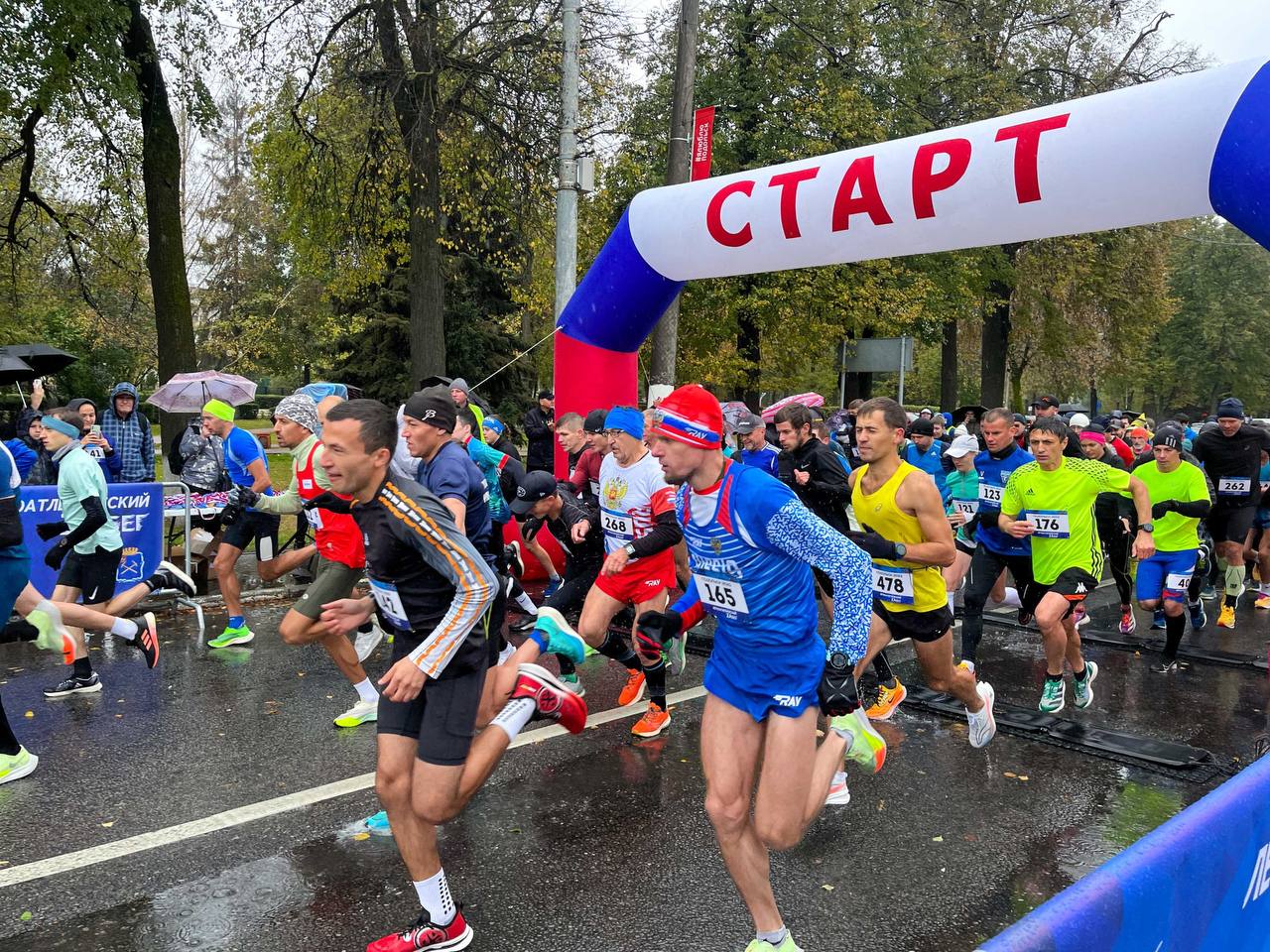 Погода не помешала выйти на старт более 700 бегунам Погода не помешала выйти на старт более 700 бегунам