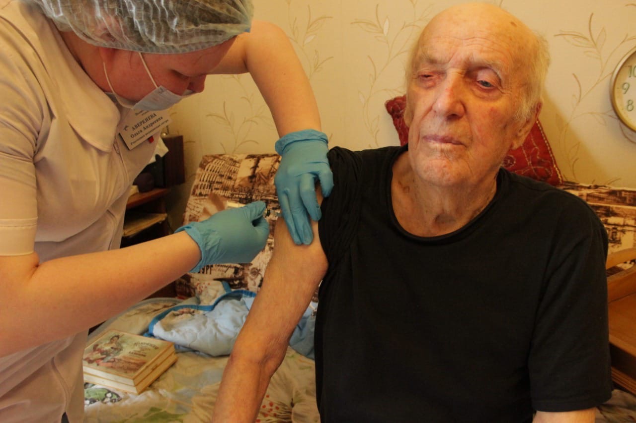 Выездную вакцинацию от COVID-19 провели на дому 97-летнему ветерану Великой Отечественной войны