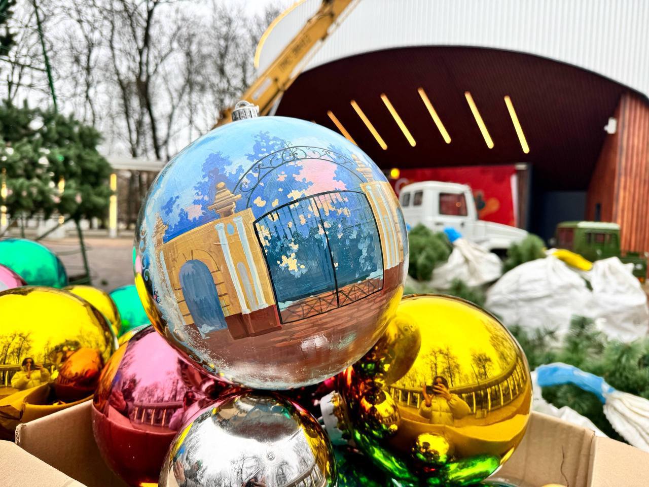 В парке Талалихина воздвигают 16-метровую новогоднюю ель В парке Талалихина воздвигают 16-метровую новогоднюю ель