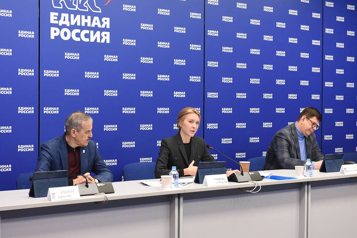 «Единая Россия» запускает проекты «Парта Героя» и «Лица Героев» в вузах и колледжах