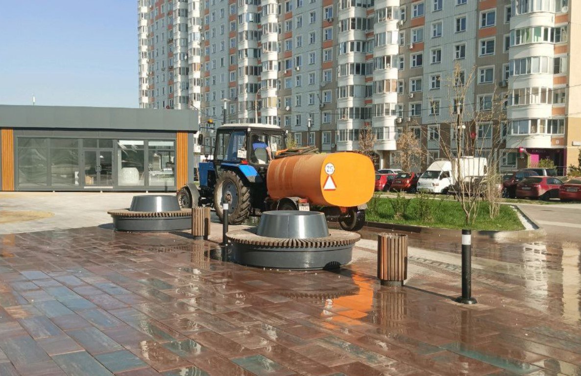 Почти сотня машин спецтехники наводит чистоту в Подольске