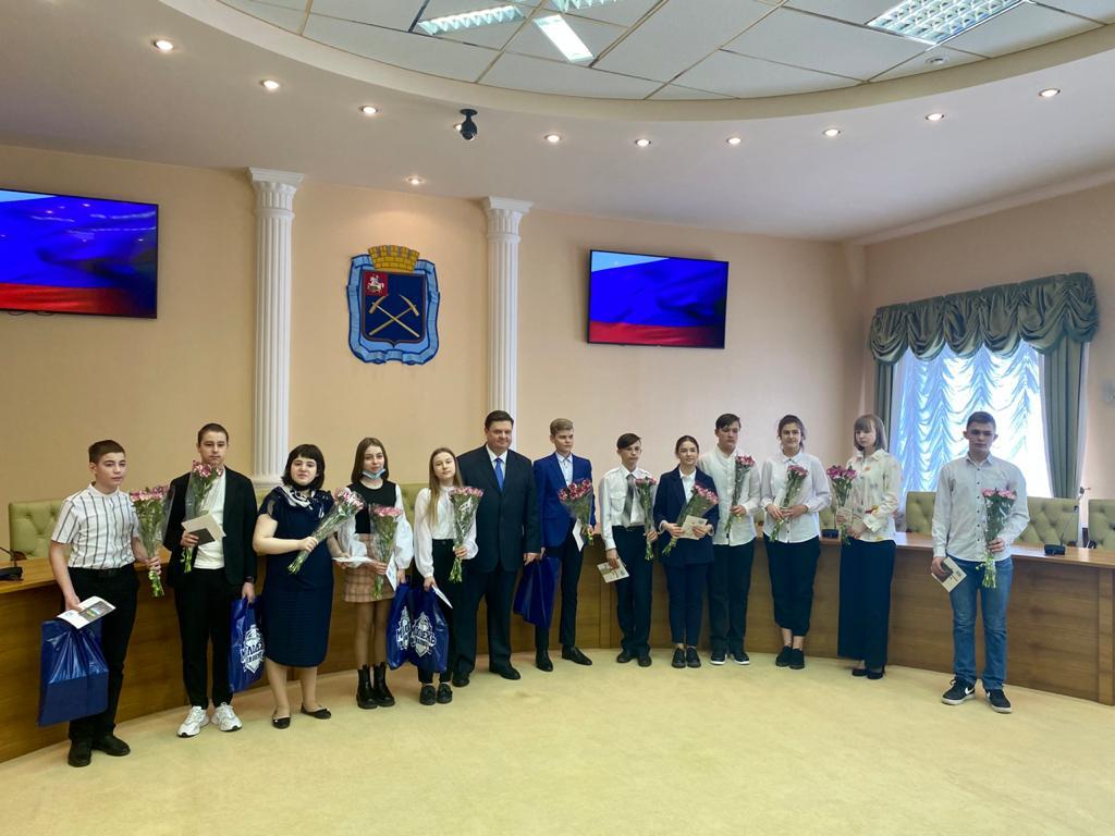 Николай Пестов вручил паспорта 12 юным жителям Подольска