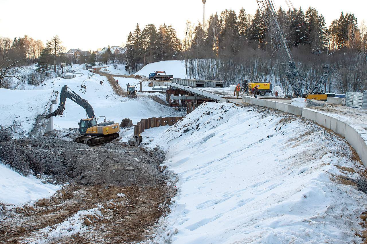 Подходит к концу строительство временного моста в Кутьине