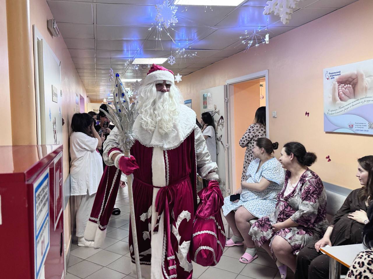 Дед Мороз и Снегурочка пришли в Подольский роддом