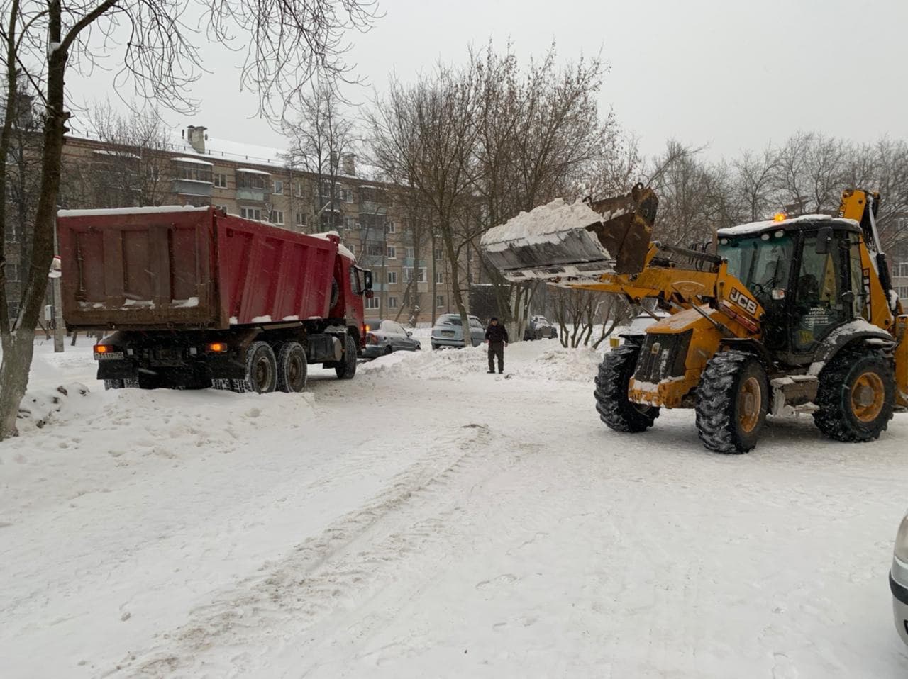 Уборка от снега дворовых территорий городского округа Подольск ведется с раннего утра субботы
