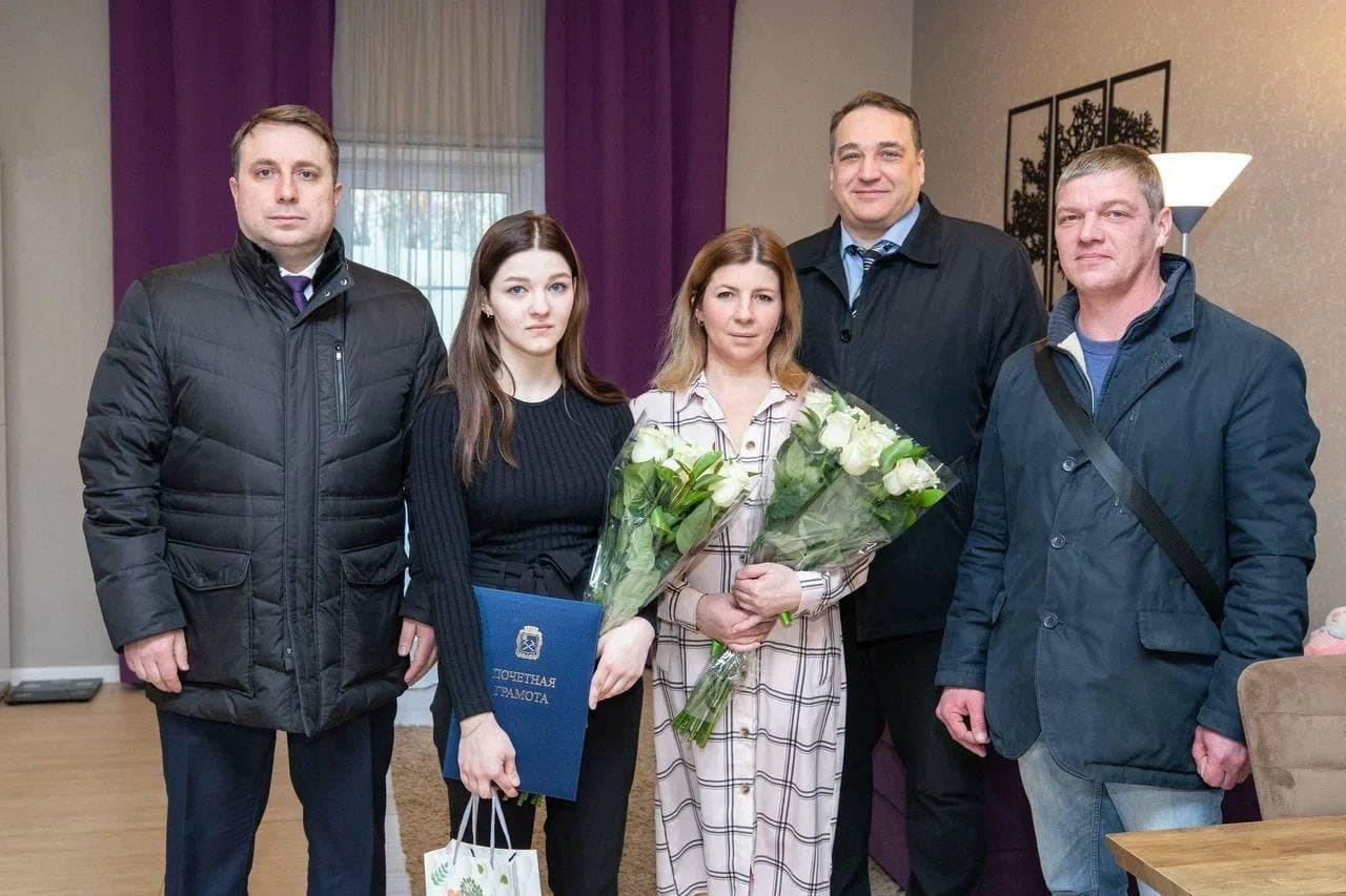 Девушку, спасшую малыша, наградили за героизм Девушку, спасшую малыша, наградили за героизм
