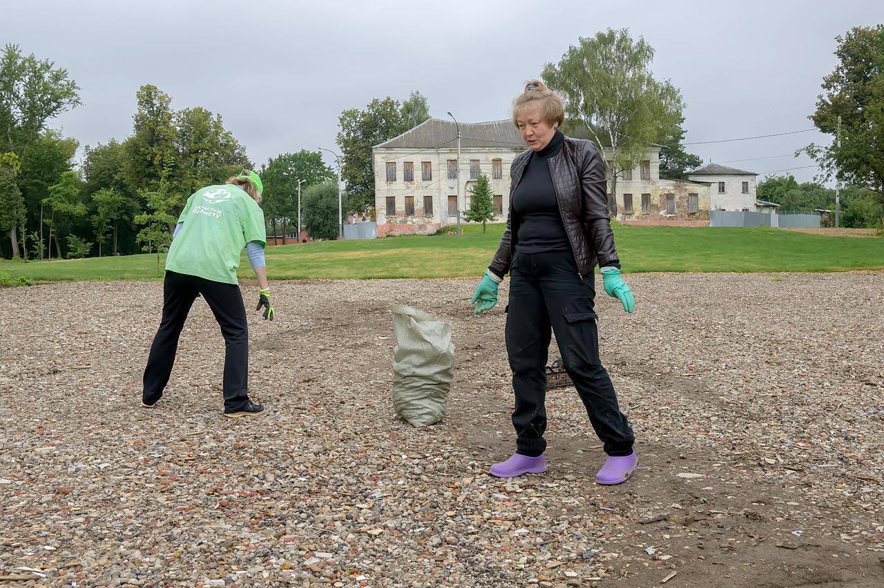 В усадьбе Плещеево состоялся очередной субботник