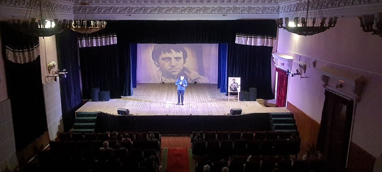 Вечер памяти Высоцкого прошел на Красной Горке Вечер памяти Высоцкого прошел на Красной Горке