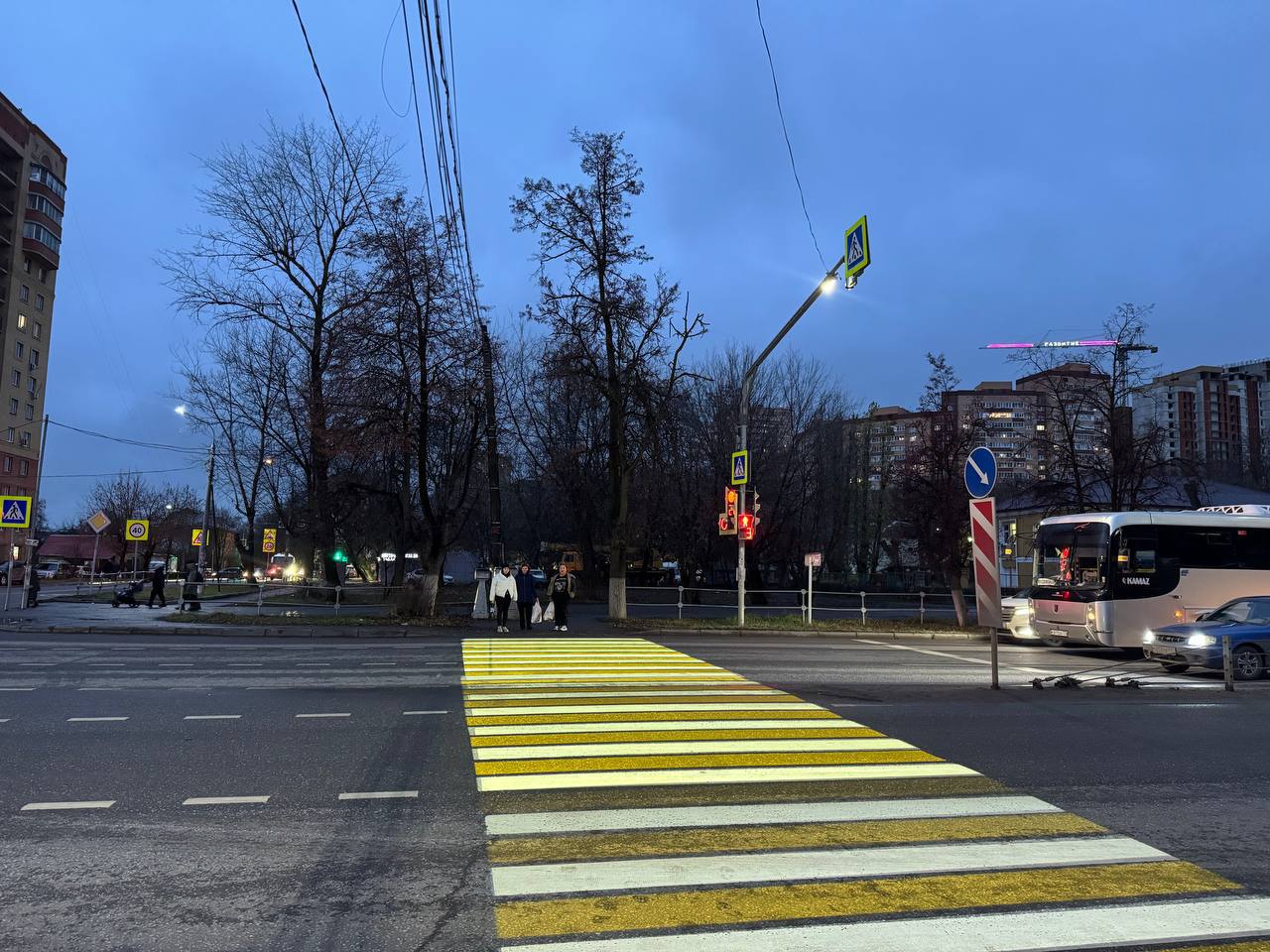 На Красной Горке на опасном переходе подсветили зебру На Красной Горке на опасном переходе подсветили зебру