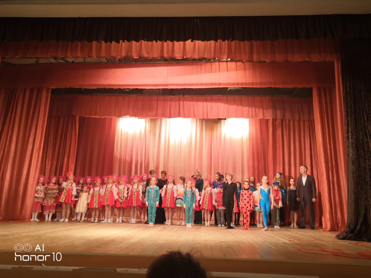 В преддверии Дня матери в ДК ЗиО состоялся праздничный концерт с участием творческих коллективов