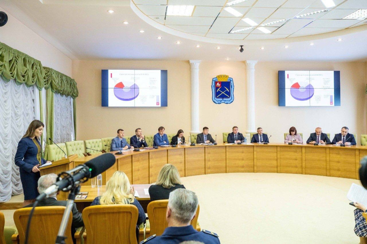 На аппаратном совещании обсудили очень разные, но важные темы На аппаратном совещании обсудили очень разные, но важные темы