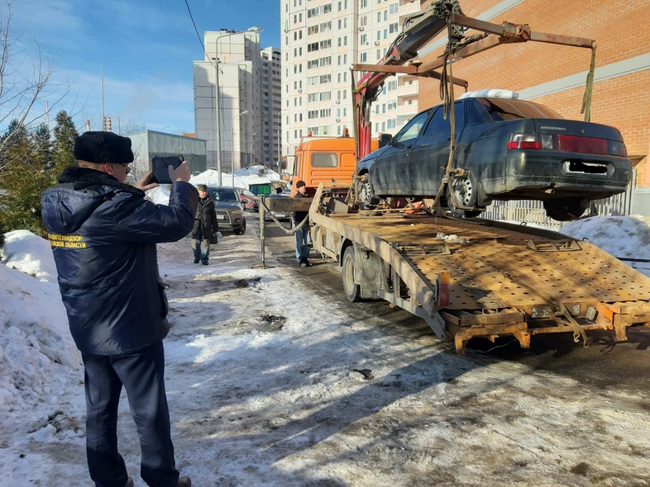 В Подмосковье перемещают автомобили, преграждающие путь мусоровозам к контейнерным площадкам В Подмосковье перемещают автомобили, преграждающие путь мусоровозам к контейнерным площадкам