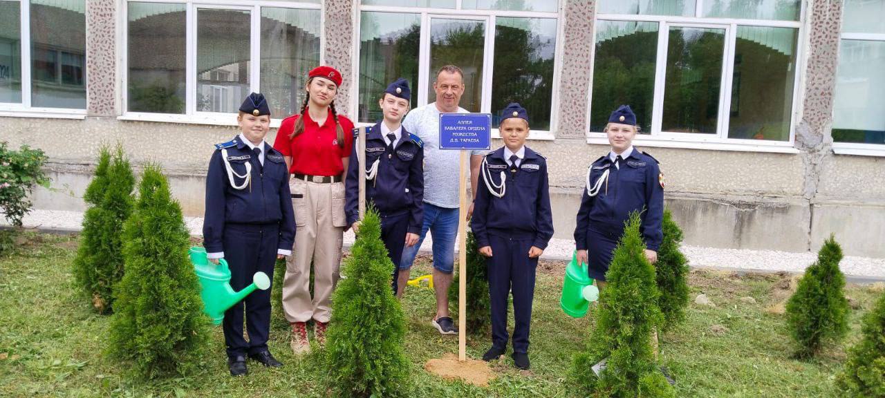 На территории школы № 25 открыли аллею памяти Дмитрия Тараева