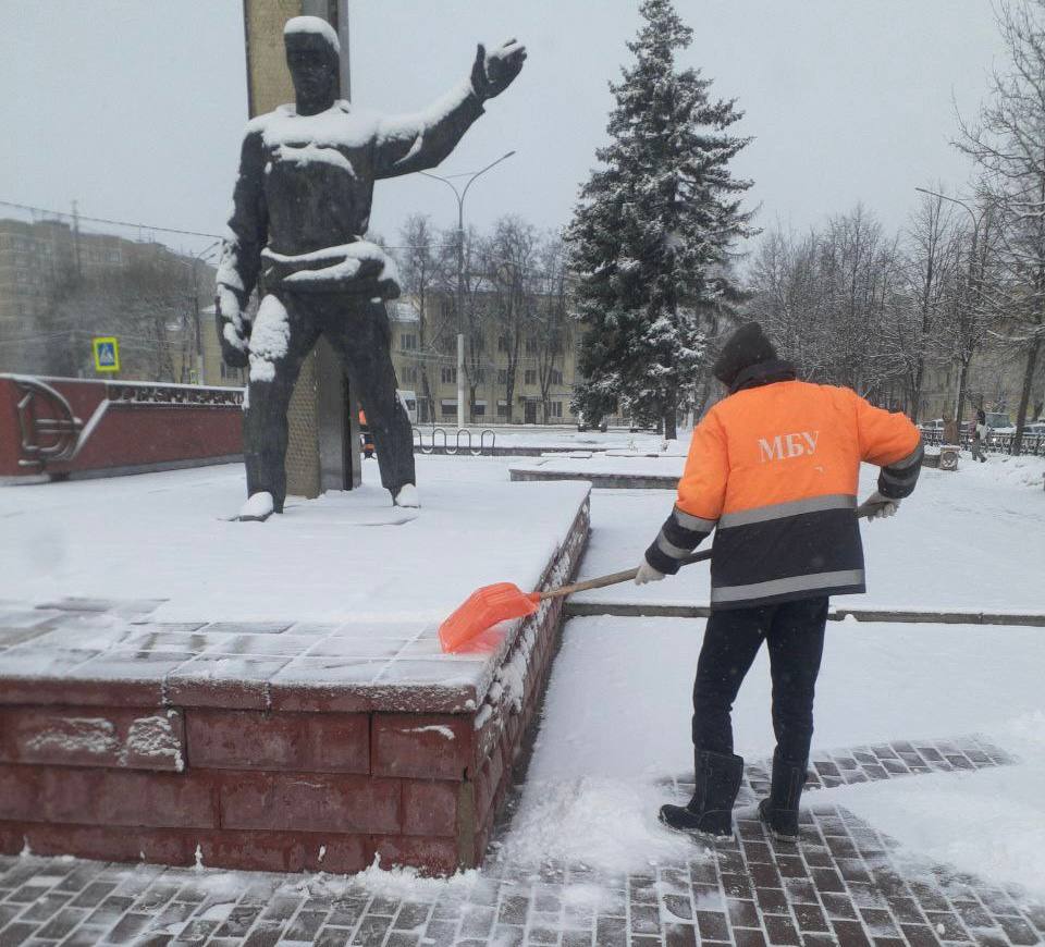  Подольск продолжают очищать от снега и наледи
