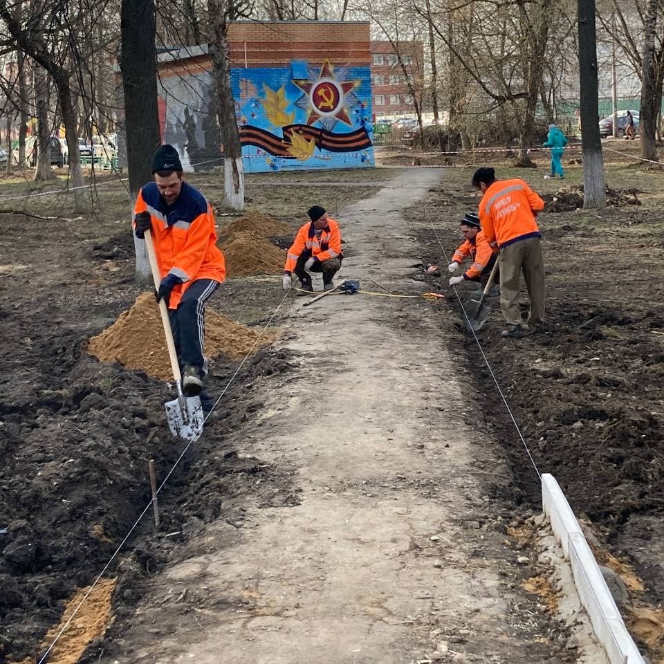 В сквере Победы у Дома культуры ЗиО продолжаются работы по благоустройству