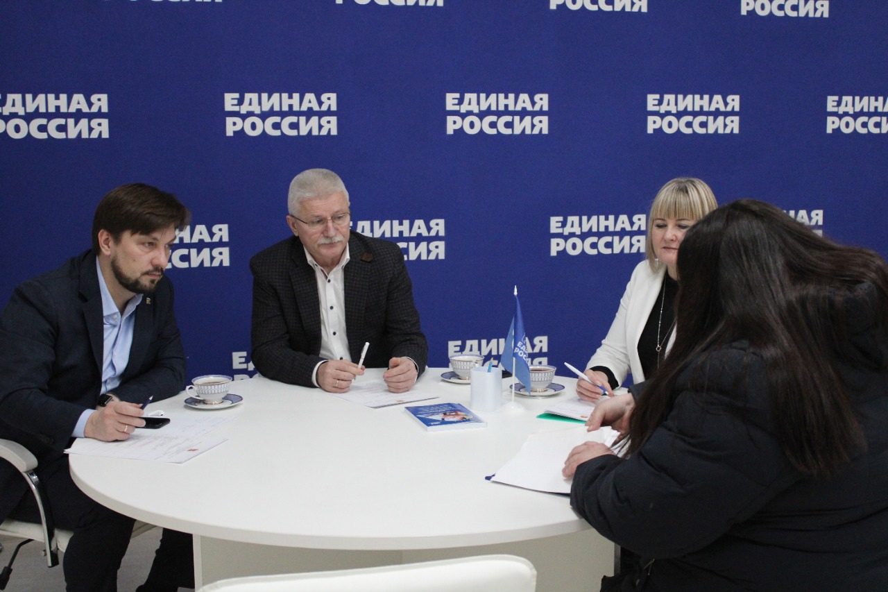 Семьи мобилизованных приходят за помощью к депутатам