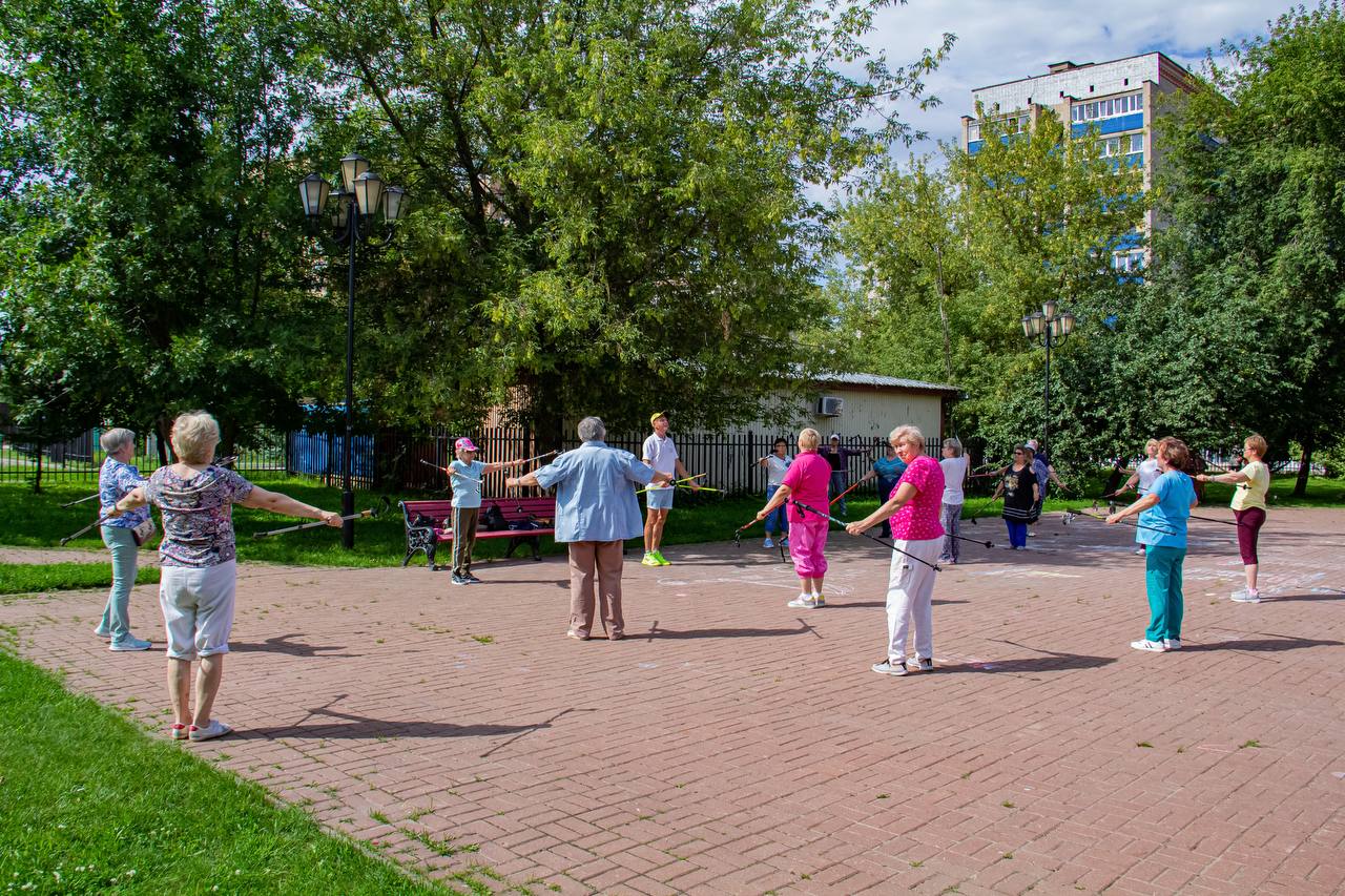 Занятия скандинавской ходьбой продолжаются в Детском парке