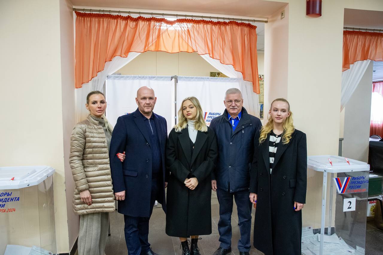 Депутат горсовета Денис Бесогонов пришел на выборы президента РФ вместе со своей семьей