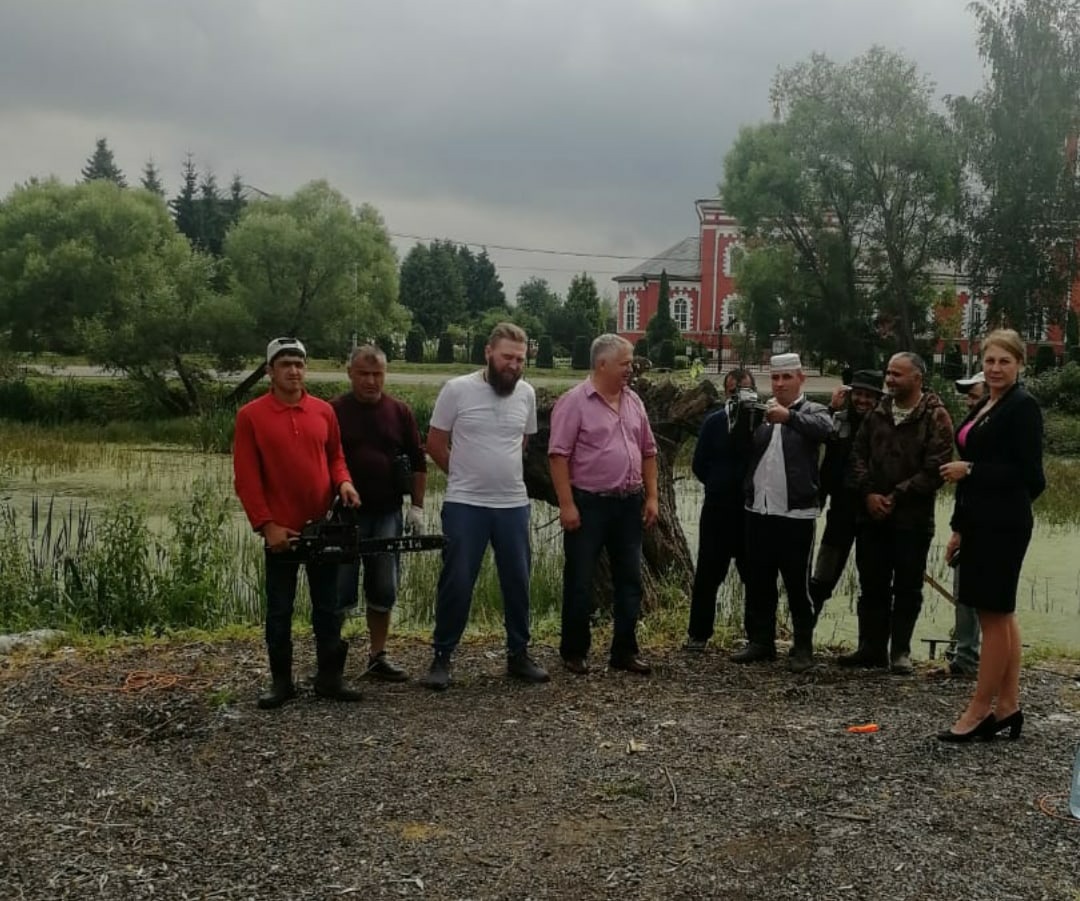 В Сертякине чистят берег пруда