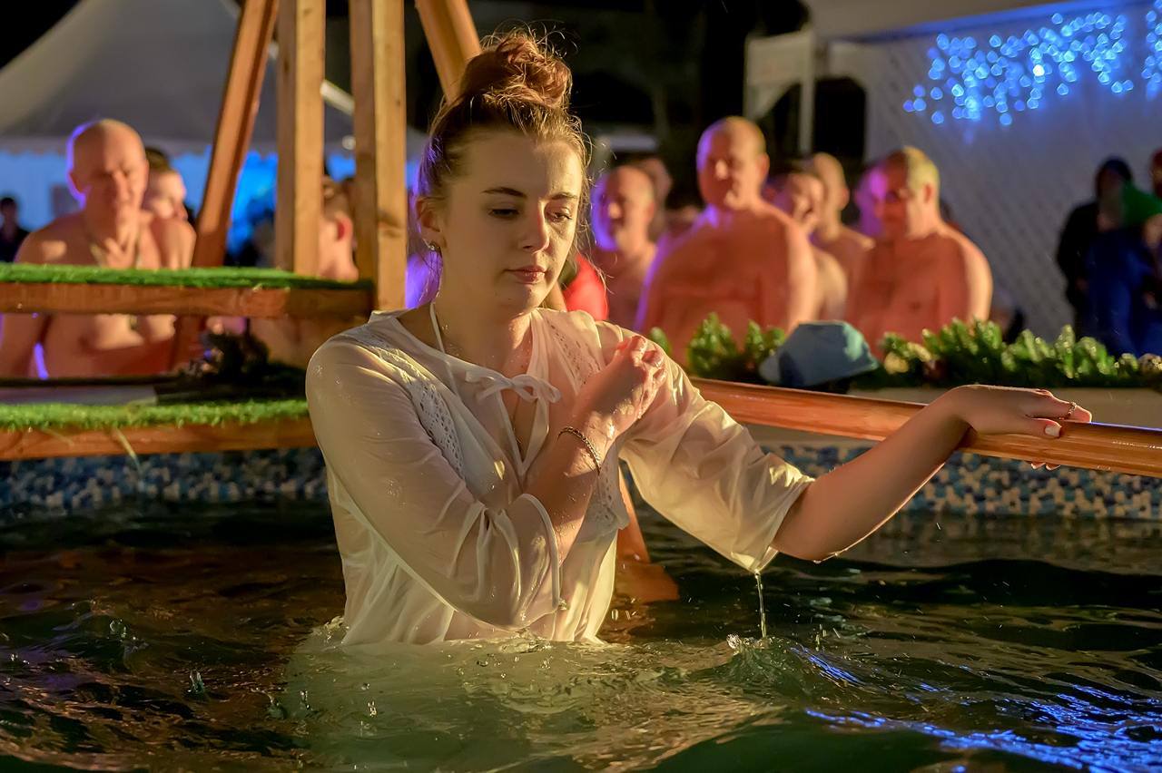 Тысячи людей приняли участие в крещенских купаниях в Подольске