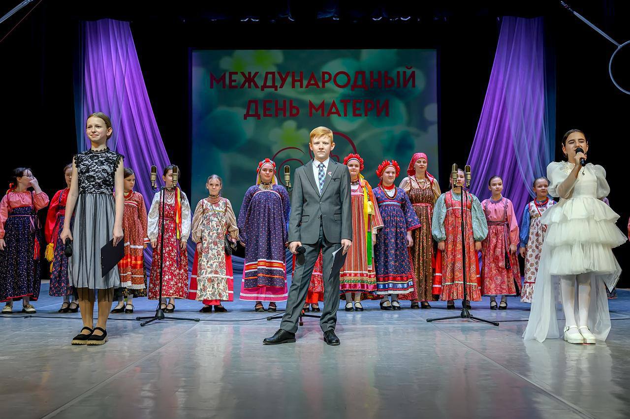 Творческие коллективы Дворца культуры "Октябрь" подготовили для мам праздничную программу
