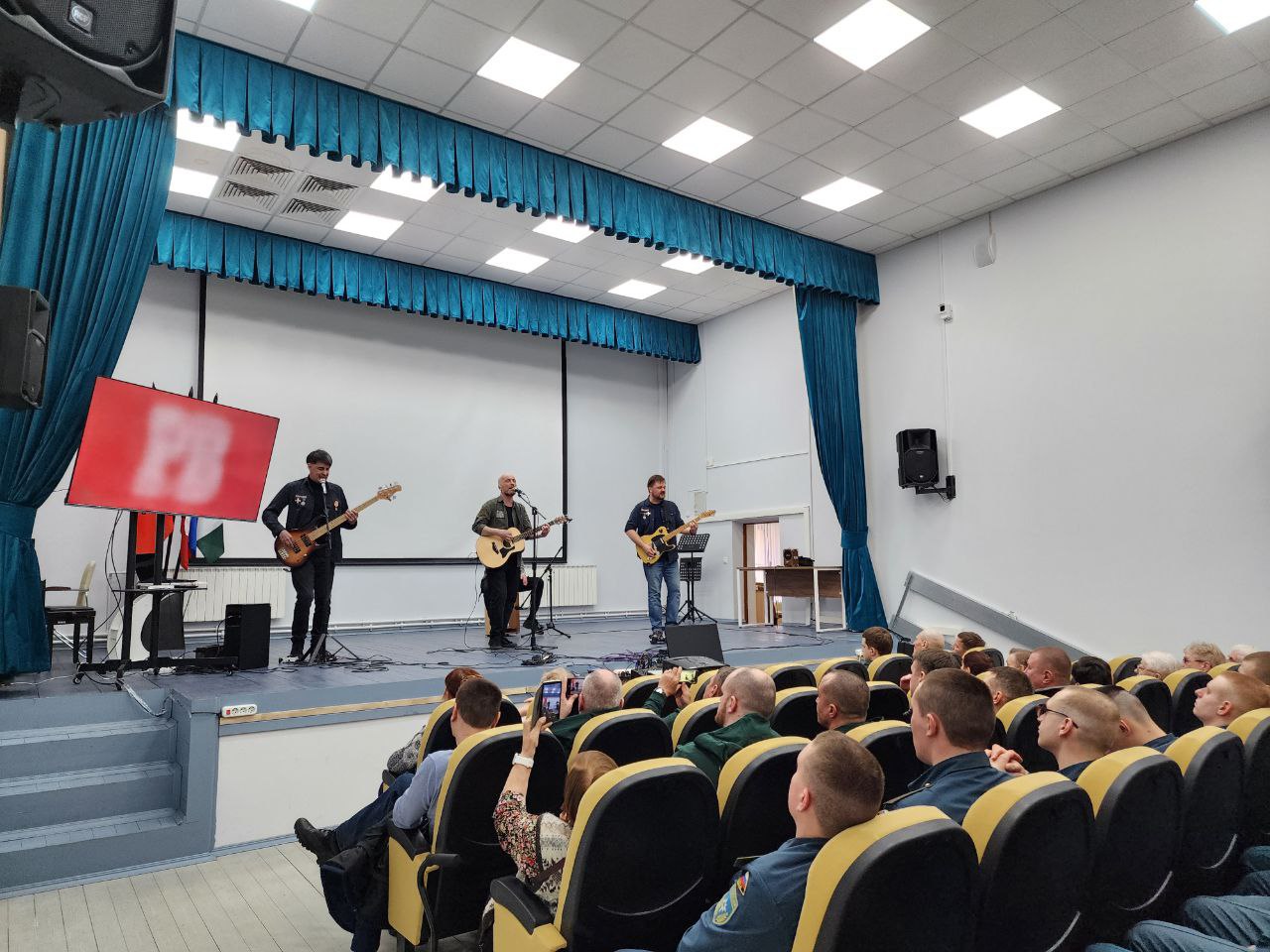 Рок-музыканты Сергей Галанин и группа “Зверобой”