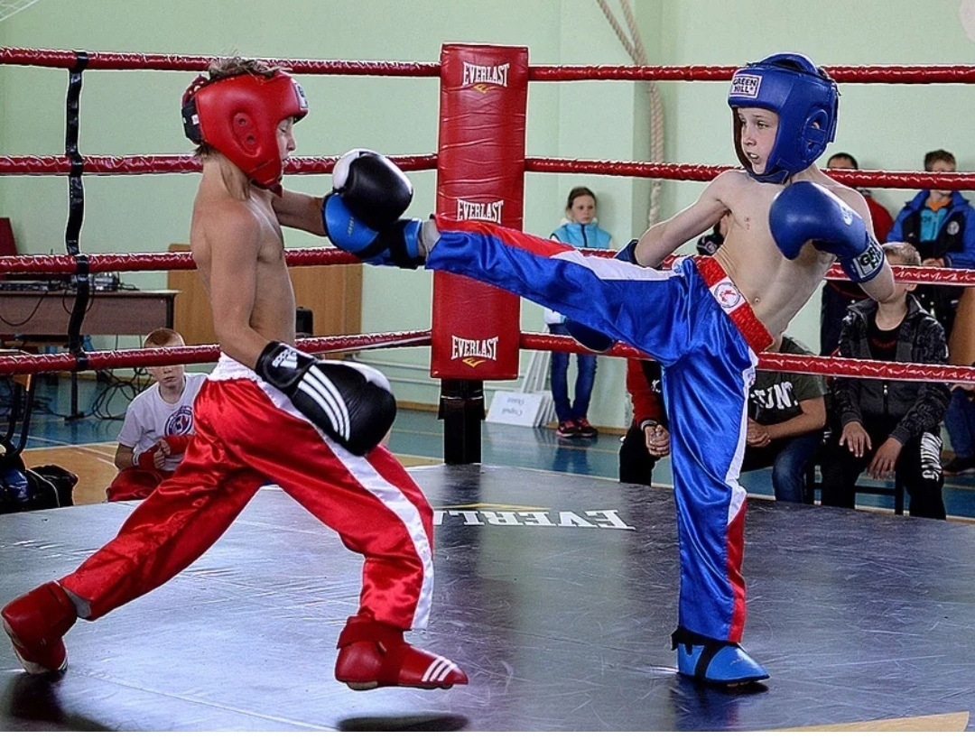 Вид спорта кикбоксинг. Кик бокс муай тай. Кикбоксинг соревнования. Кикбоксинг соревнования. Спорт кикбоксинг.