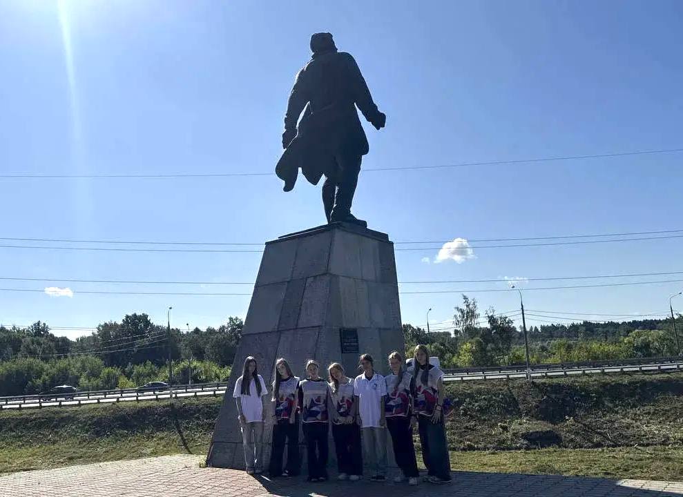 Волонтеры помогли привести в порядок территорию у памятника Виктору Талалихину в Кузнечиках Волонтеры помогли привести в порядок территорию у памятника Виктору Талалихину в Кузнечиках