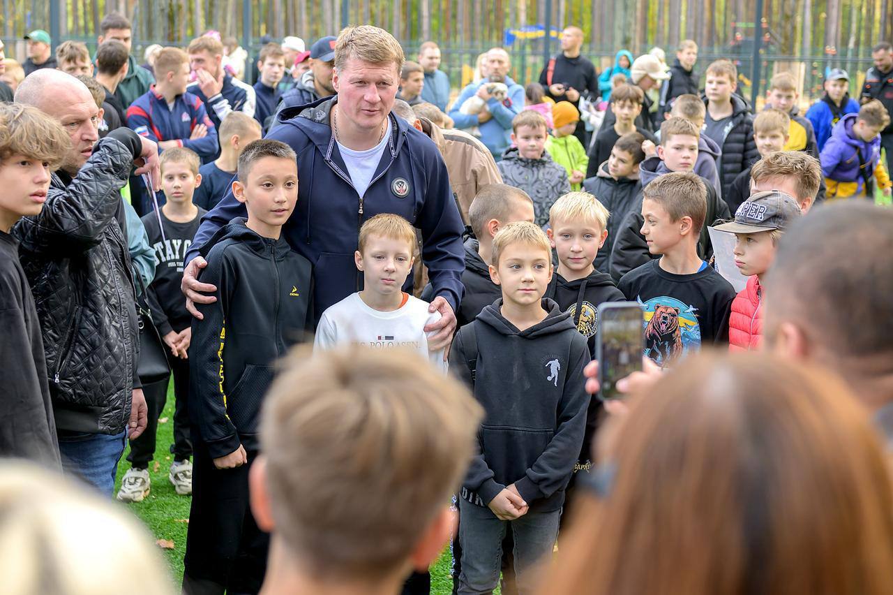 Юные спортсмены встретились с легендой бокса Юные спортсмены встретились с легендой бокса