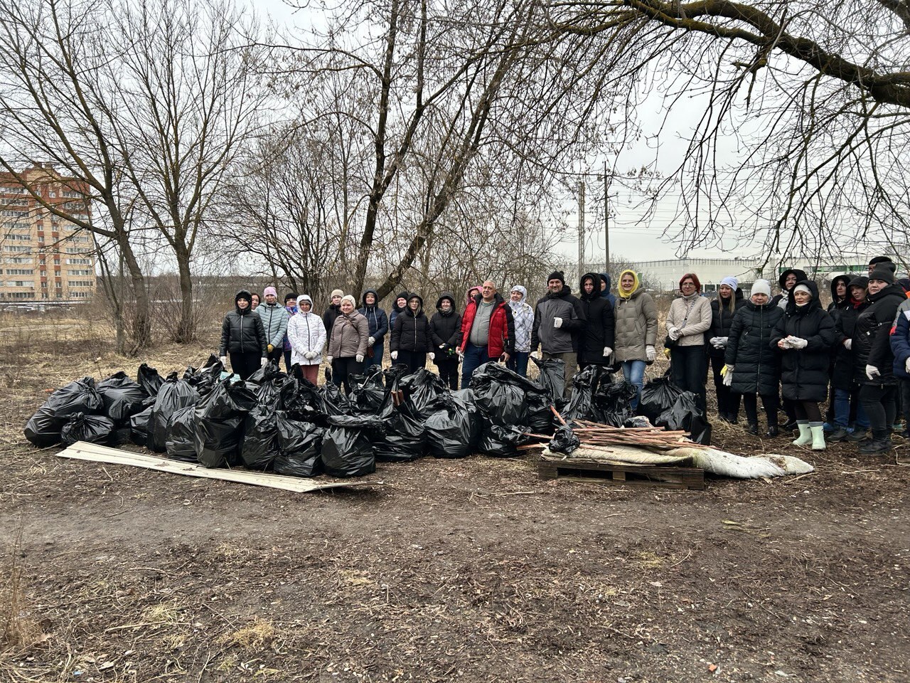 В Подольске коммунальщики вместе с жителями провели первый весенний субботник