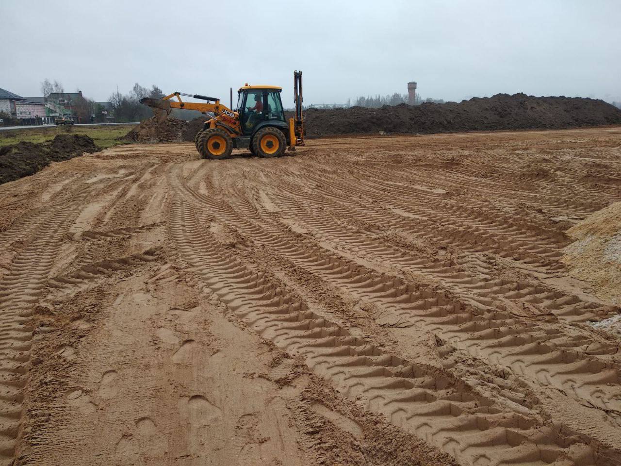 К обустройству парковки приступили в Дубровицах