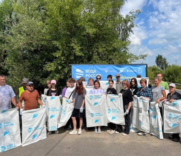Участники акции «Вода России» собрали семь кубометров мусора на берегу реки Кобылëнки
