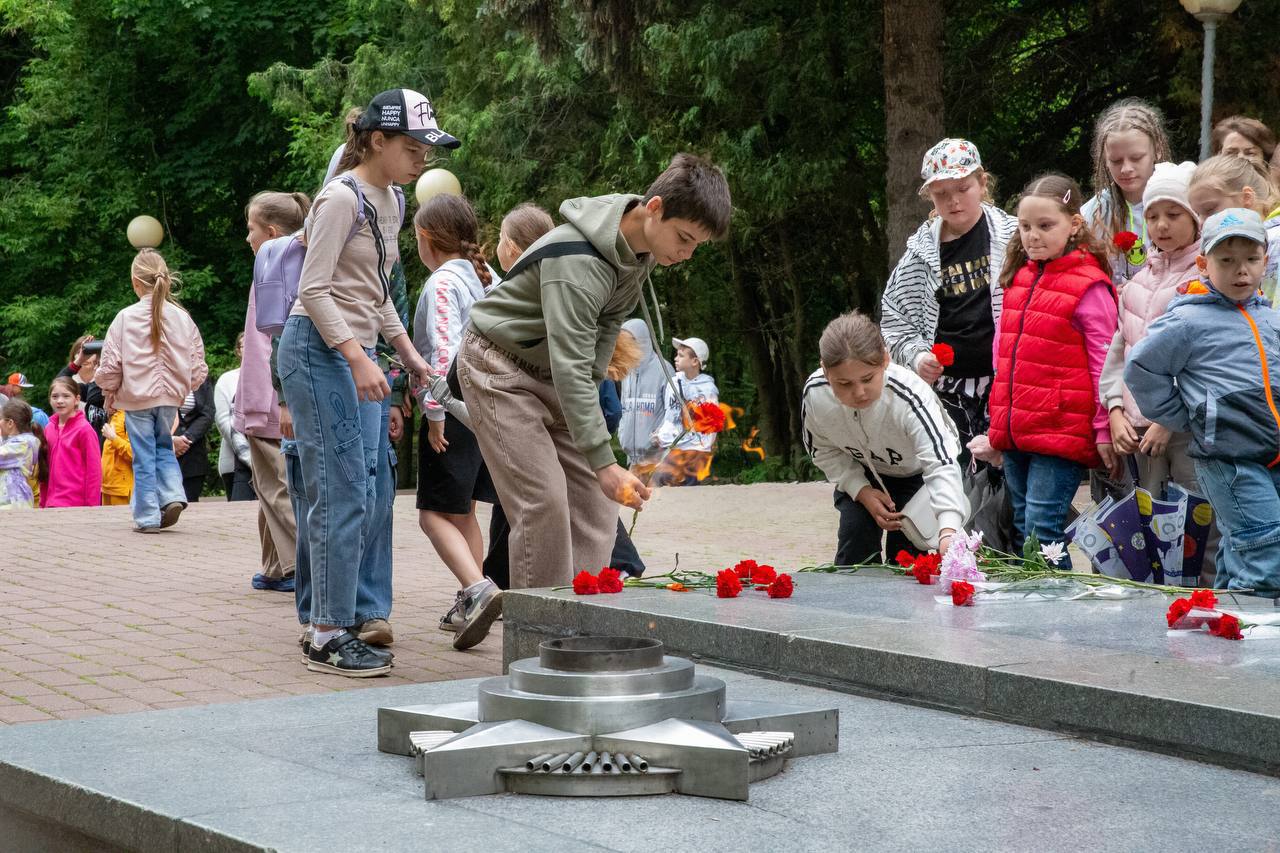 Воспитанники школьного лагеря почтили память погибших в годы войны заводчан