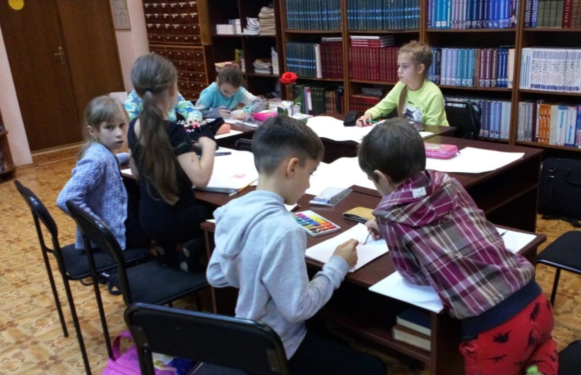 Дети готовят выставку для мам