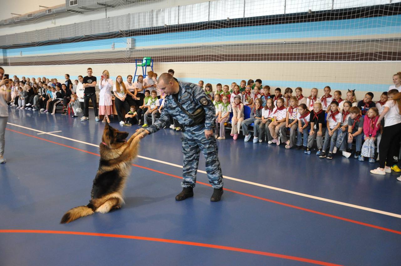 Полицейские кинологи провели в ДЮОЦ «Родина» необычную зарядку 