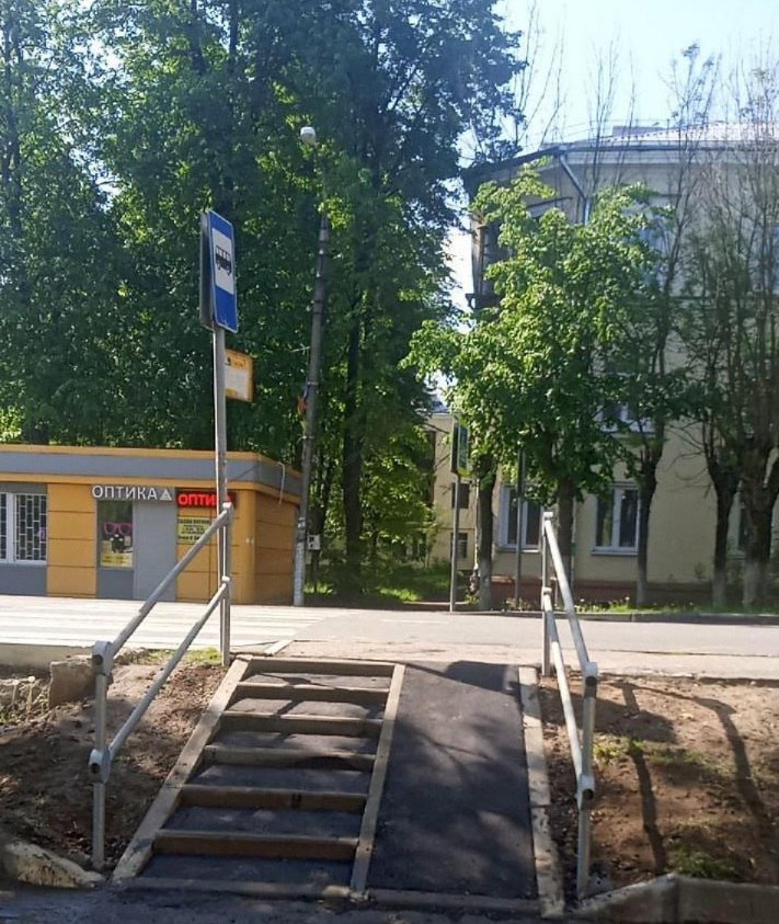 Пандус установили у лестницы в микрорайоне Львовском