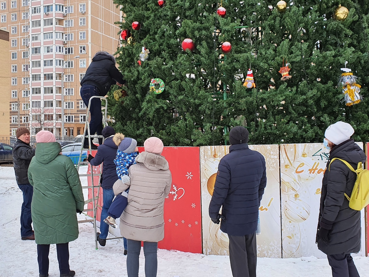 Новогоднюю елку на бульваре 65-летия Победы украсили игрушками, представленными на конкурс «Мастерская Деда Мороза»