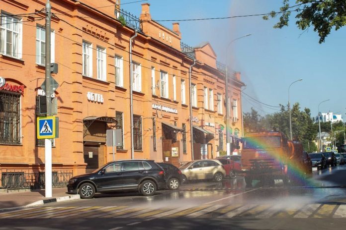 На муниципальных дорогах Подольска работает поливомоечная техника