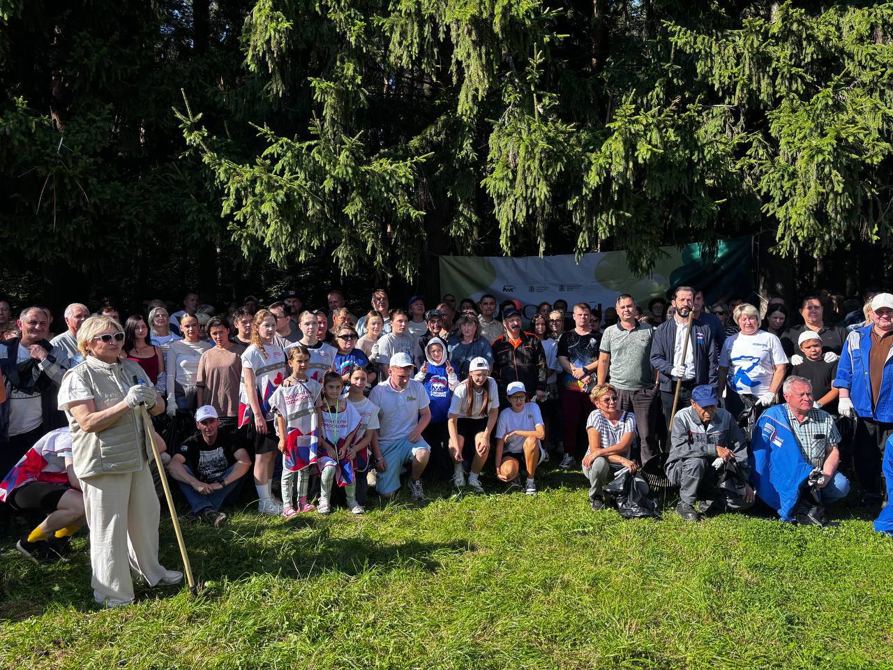 Масштабную уборку провели в подольском лесопарке "Елочки"