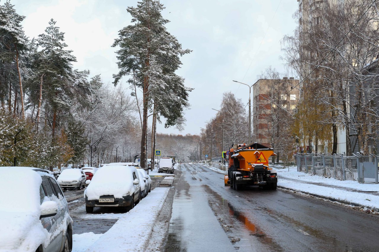 В Подольске ведется уборка общественных территорий и дорог от снега и наледи