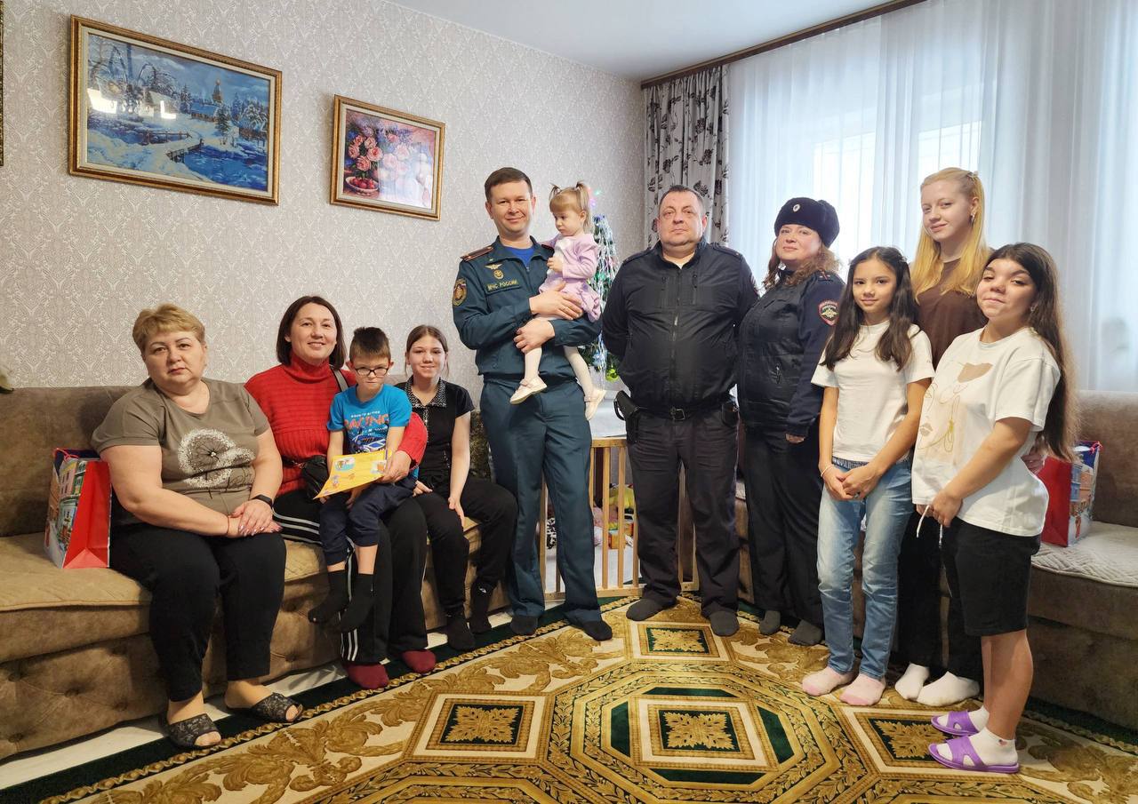 Пожарные извещатели раздают многодетным семьям Подольска