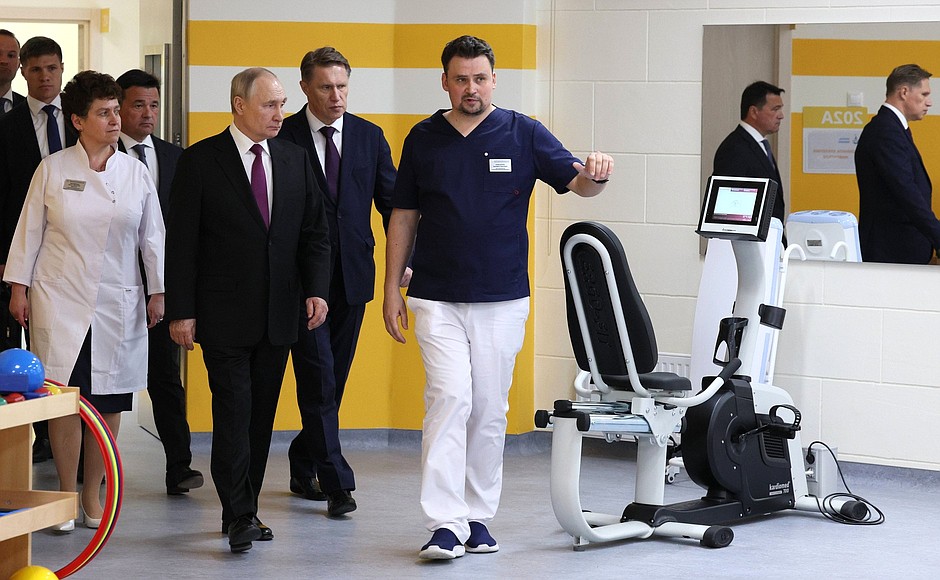 Президент России посетил Федеральный детский реабилитационный центр в Подольске