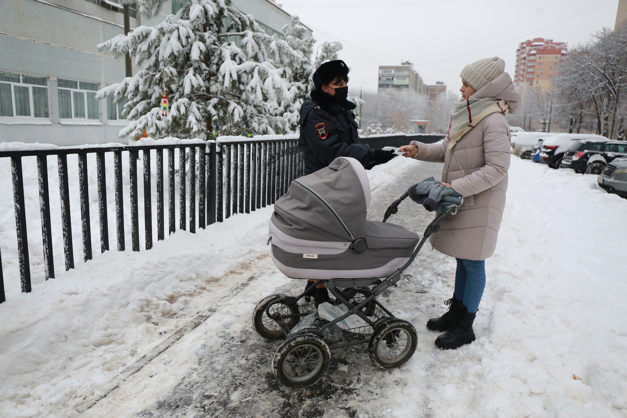 Полицейские обратили внимание пешеходов на погодные условия и сниженную видимость в утреннее время