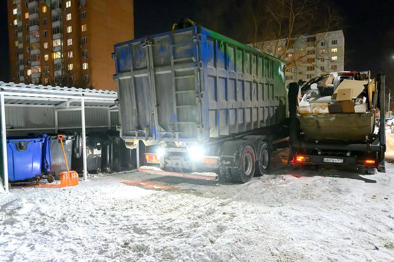 Заваленные мусором контейнерные площадки очищают в Подольске после снегопадов