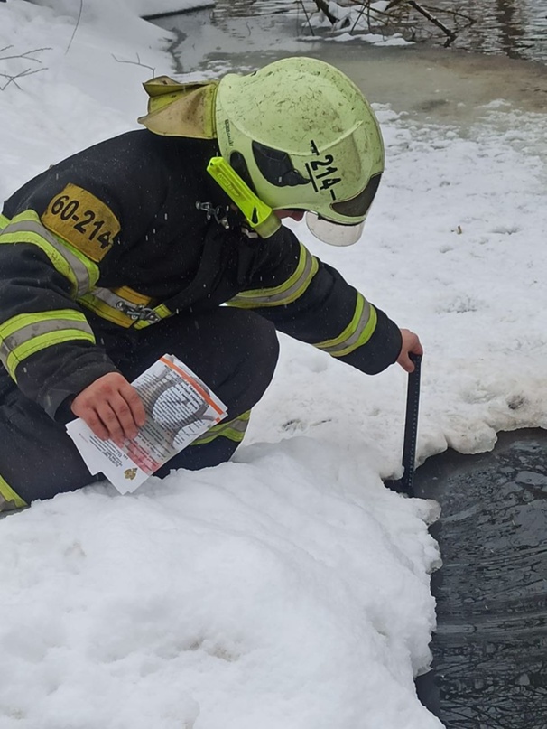 Толщину льда на водоемах измеряют спасатели