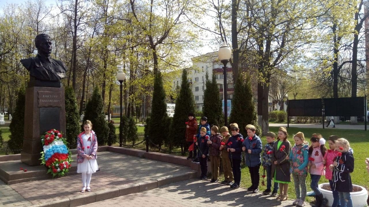 6 мая второклассники лицея № 26 возложили цветы к памятнику Виктора Талалихина в парке