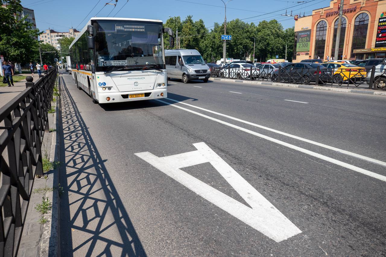 Полоса общественного транспорта. Выделенная полоса для общественного. Полоса для общественного транспорта. Полоса для автобусов. Выделенная полоса для общественного транспорта.