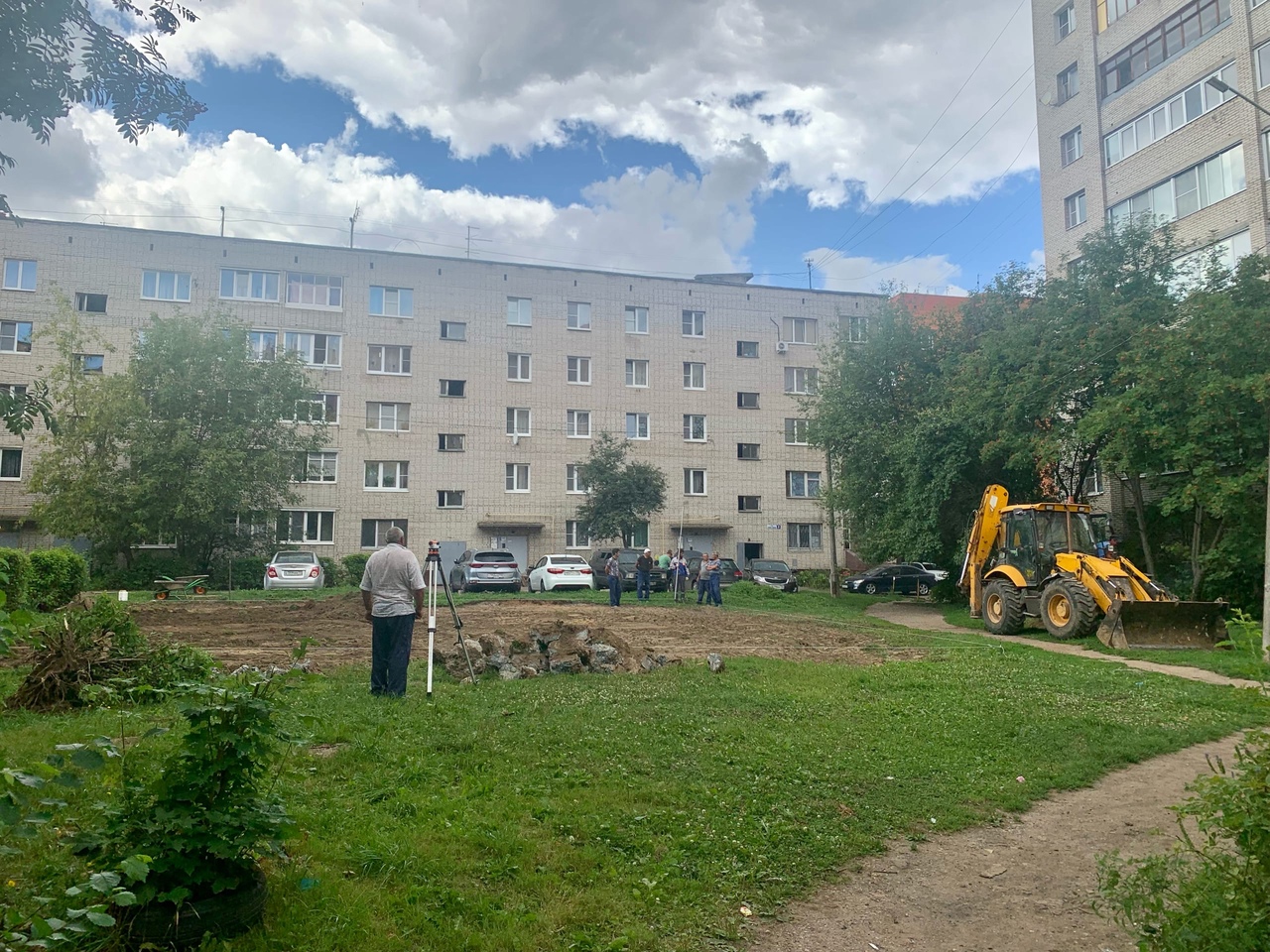 Вблизи домов 5, 7, 9 по улице Советской в Климовске началось  строительство новой детской игровой площадки